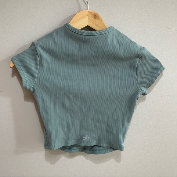 ALO yoga Ribbed Short Sleeve Top in soft seagrass. - Picture 2 of 6